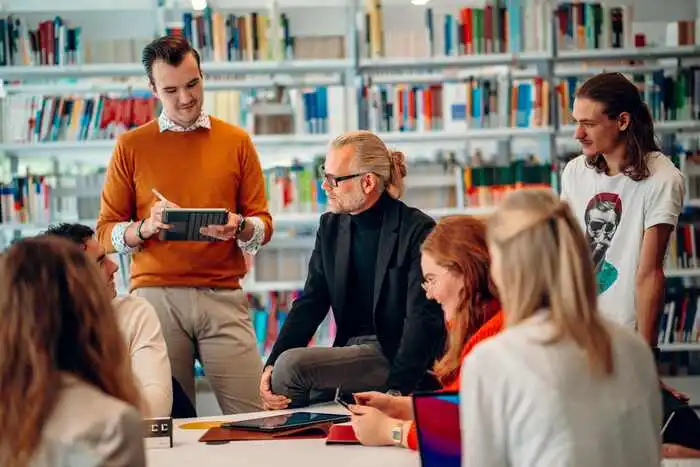 Die meisten Hochschulen bieten Informationsveranstaltungen an, bei denen viele Fragen rund um Studien- und Lehrängen beantwortet werden