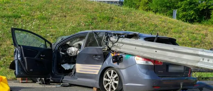 Das Unfallauto krachte in eine Leitplanke, die sich daraufhin in den Wagen bohrte