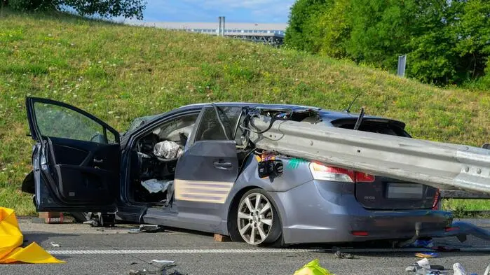 Das Unfallauto krachte in eine Leitplanke, die sich daraufhin in den Wagen bohrte