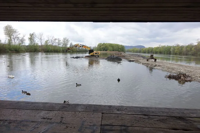 Der Wasserstand der Mur ist steten Schwankungen unterlegen. Durch die baulichen Maßnahmen wird sichergestellt, dass das Becken niemals austrocknet.