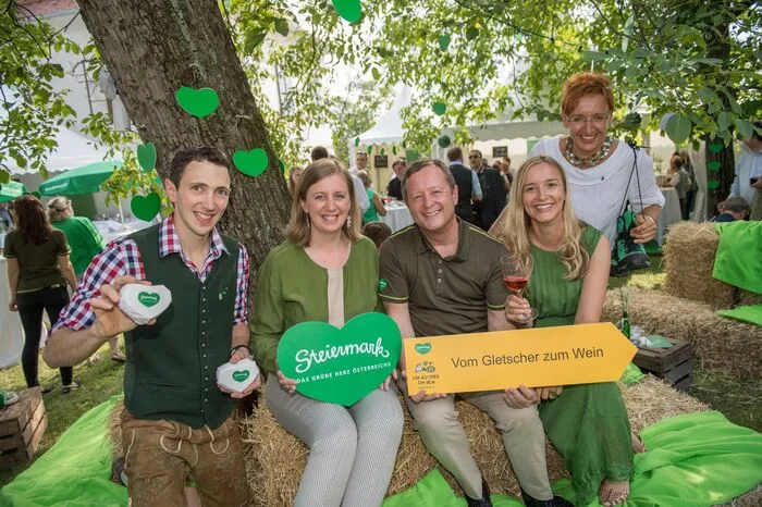 Käsemeister Vinzenz Stern (Aichstern‐Käse), LR Barbara Eibinger‐Miedl, Erich Neuhold (GF Steiermark Tourismus) und Gudrun Schweinzger (Cinestyria), Ute Hödl (Steiermark Tourismus)