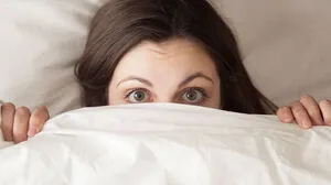 Ergebnis einer neuen Studie: Wer zu wenig schläft, trocknet seinen Körper aus