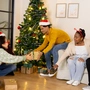 Weihnachtsgeschenke austauschen, darauf freuen sich zu Weihnachten viele