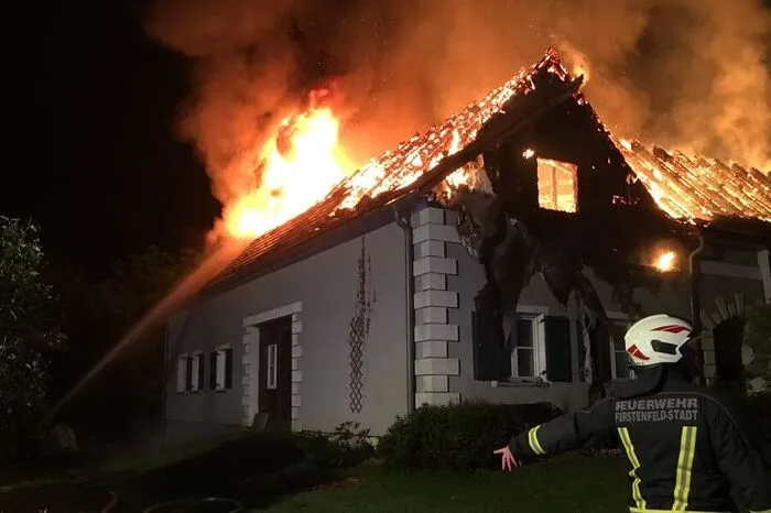 In Burgauberg wurde Freitagfrüh ein Vierkanthof ein Raub der Flammen. Die Nachlöscharbeiten dauern noch an, 90 Feuerwehrleute sind im Einsatz.