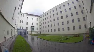 In der Justizanstalt Graz-Jakomini und am Landesgericht Graz kennt sich der Angeklagte aus