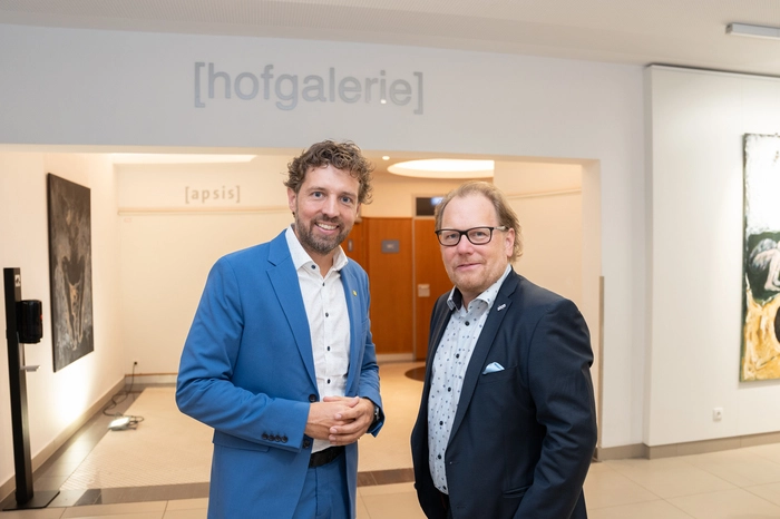 Gekommen sind Partner aus den verschiedensten Bereichen. Hier Christian Taucher, Leiter der Kommunikation, mit Ulrich Hülsmann von der Post.
