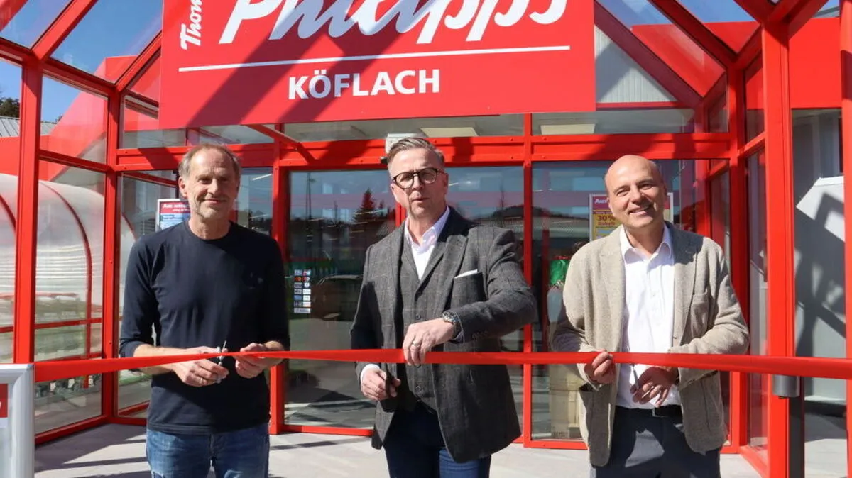 Das symbolische Band wurde von Markleiter Jürgen Schneider, Bürgermeister Helmut Linhart und Österreich-Gschäftsführer Martin Gaber durchschnitten