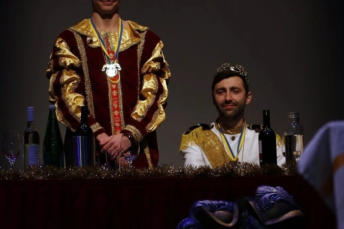 Unter dem Vorsitz des amtierenden Prinzenpaares Prinz Leon I. (Leon Petek) und Prinz Oliver I. (Oliver Kern) brillierte vor allem die Weizer Mädchengarde. Außerdem waren wieder die Weizer Hexen, die Gaukler, die New Rock Generation, die Krottendorfer Speckdackeln und zahlreiche andere Akteuren zu bewundern.