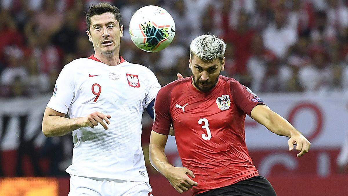 Polens Superstar Robert Lewandowski im Zweikampf mit Aleksandar Dragovic