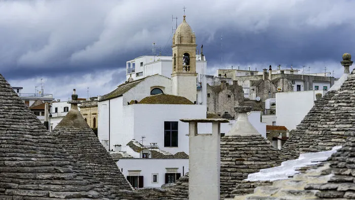 Alberobello, die Stadt der Trulli ist ein Highlight einer Apulien-Rundreise. In einer Stunde gelangt man von Triest nach Bari