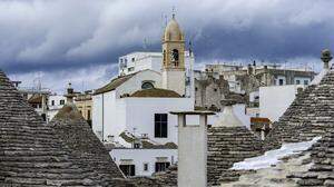 Alberobello, die Stadt der Trulli ist ein Highlight einer Apulien-Rundreise. In einer Stunde gelangt man von Triest nach Bari