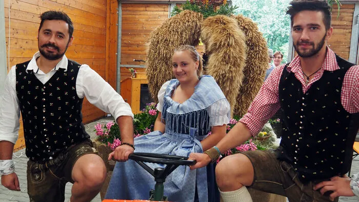 Nach der Heiligen Messe am Vormittag ging das Erntedankfest der Techelsberger Landjugend am Sonntag  wetterbedingt in der überdachten Halle beim Sportplatz in St. Martin weiter. Die Landjugend Ebenthal tanzte auf.