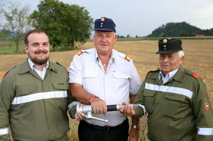 Bestens organisiert wurde der Bewerb von der Freiwilligen Feuerwehr (FF) Kraig unter Kommandant Manfred Passegger (rechts) – am Foto mit Gruppenkommandant Lukas Sager (links) und Abschnittsfeuerwehrkommandant (AFK) Wolfgang Grilz (Mitte)