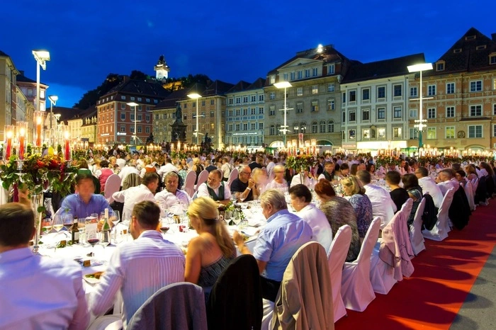 . . . nahmen rund 800 Gäste an der "Langen Tafel der Genusshauptstadt" teil.