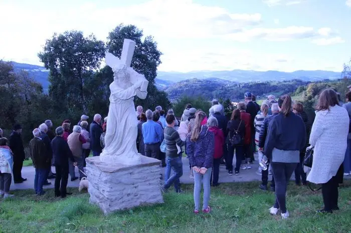 Sehr viele Menschen nahmen am Sonntag an der Führung von Lasnik auf den Kalvarienberg teil. 