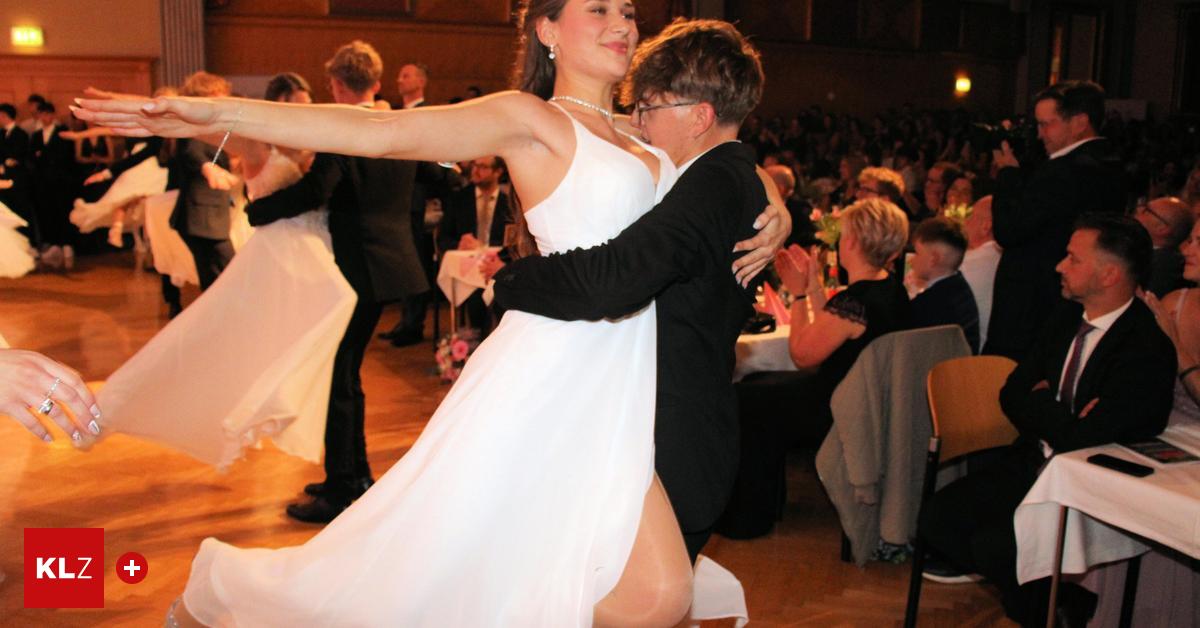 Maturaball-der-HAK-Die-HAK-tanzt-sich-beim-Maturaball-in-Hawaiistimmung