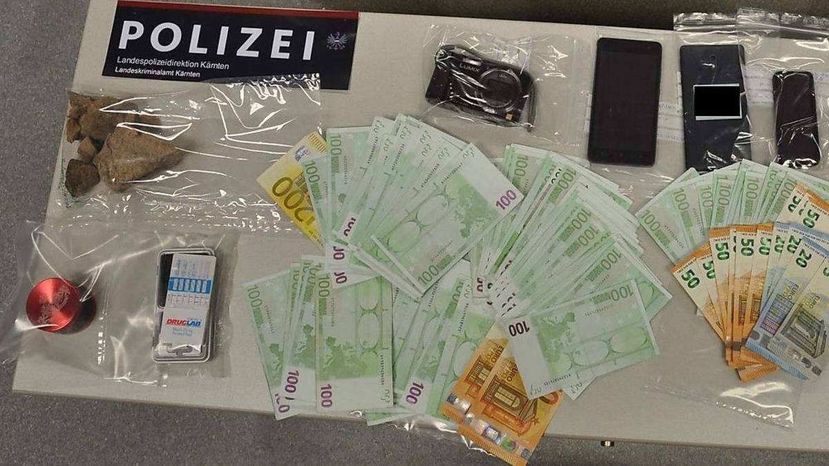Die Polizei stellte Bargeld, Suchtgiftutensilien und andere Gegenstände sicher