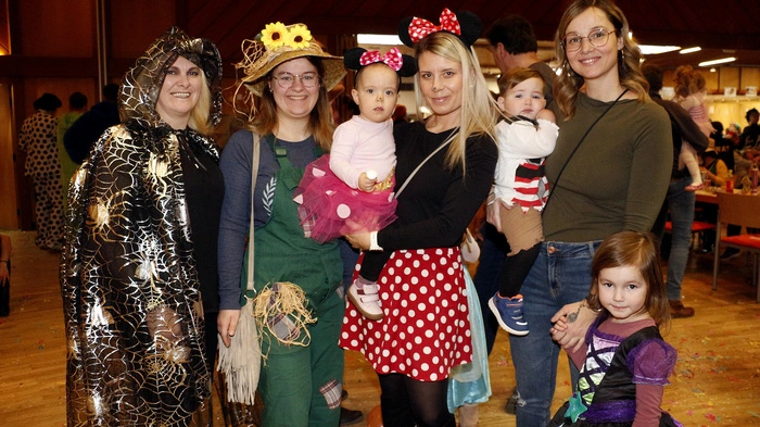 Girlanden, Konfetti und Luftballons waren die bevorzugte Balldekoration beim traditionellen Kindermaskenball in der Stadthalle Fürstenfeld.