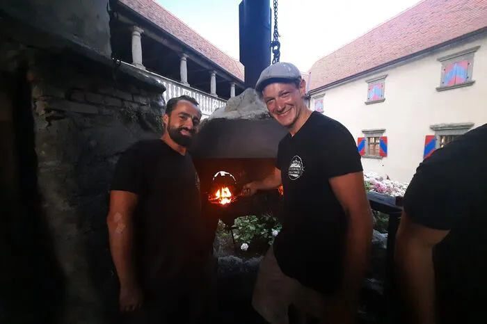 Andreas Hammerl und Berni Preßl an der Esse