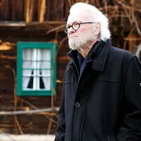 Gerhard Roth vor seinem Haus in der Südweststeiermark