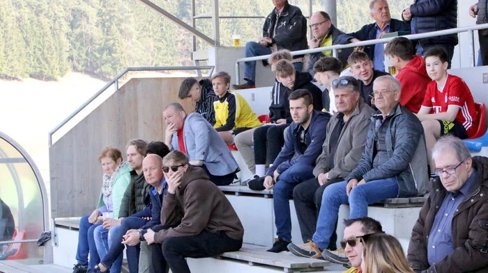 Eines gleich vorweg. In Scharen hatten sich am Samstagnachmittag die Fußballfans Richtung Sauritschnig-Arena in Kraig aufgemacht, um beim Fußballschlagerspiel Hirter Kraig gegen den KAC dabei zu sein. 