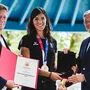 Landeshauptmann Peter Kaiser überreichte Magdalena Lobnig die Sportleistungs-Medaille in Gold 