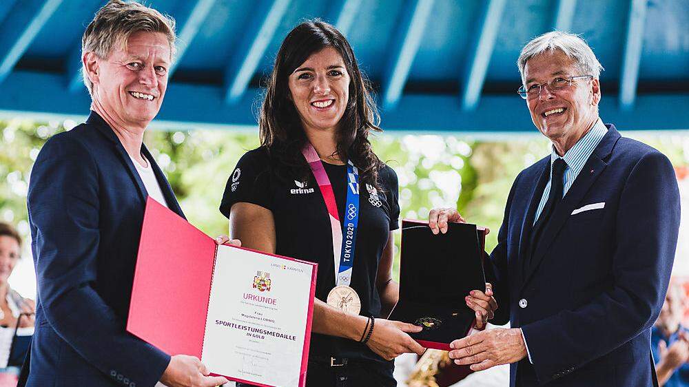 Landeshauptmann Peter Kaiser überreichte Magdalena Lobnig die Sportleistungs-Medaille in Gold 