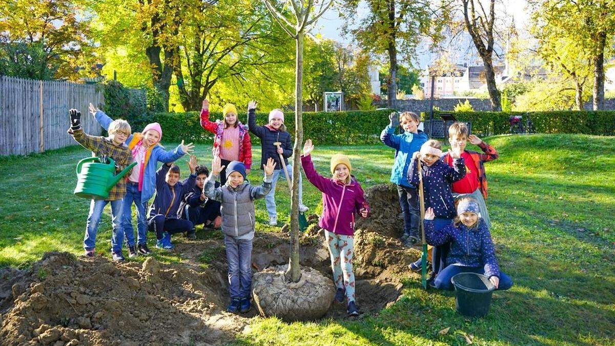 Kinder der Volksschule Lienz Nord bei Pflanzen eines Baumes