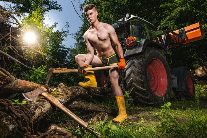 Mai: Matthias Ö. (21) aus Niederösterreich. Der 21-jährige Niederösterreicher berät als Pflanzenbauberater hunderte Landwirte in puncto Arznei- und Gewürzpflanzen von „A“ wie „Anis“ bis „Z“ wie „Zitronenmelisse“. Auf dem elterlichen Hof, der sich auf Bio Ferkelzucht, Bio Ackerbau und Forstwirtschaft spezialisiert hat, hilft der Kraftsportler tatkräftig mit.