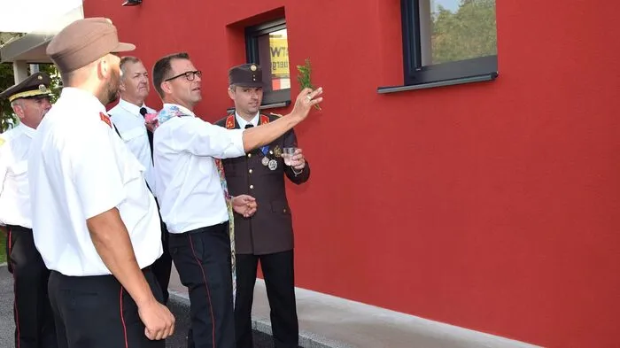 Die Freiwillige Feuerwehr des Ortsteiles Gersdorf in der Marktgemeinde Straß in Steiermark bekam ein neues Rüsthaus, weil das bisherige über hundert Jahre alte Gebäude nicht mehr renovierbar erschien.