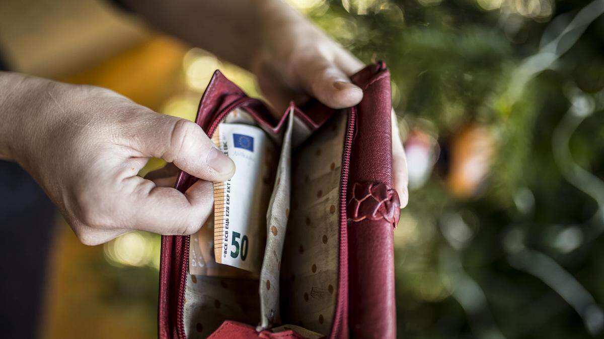 Offene Brieftasche mit Geldschein | Gerade in der Weihnachtszeit zeigen sich viele Österreicherinnen und Österreicher spendenfreudig