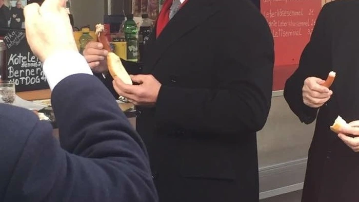 Auf ein Würstl schaute Arnold Schwarzenegger beim Grazer Hauptplatz vorbei.
