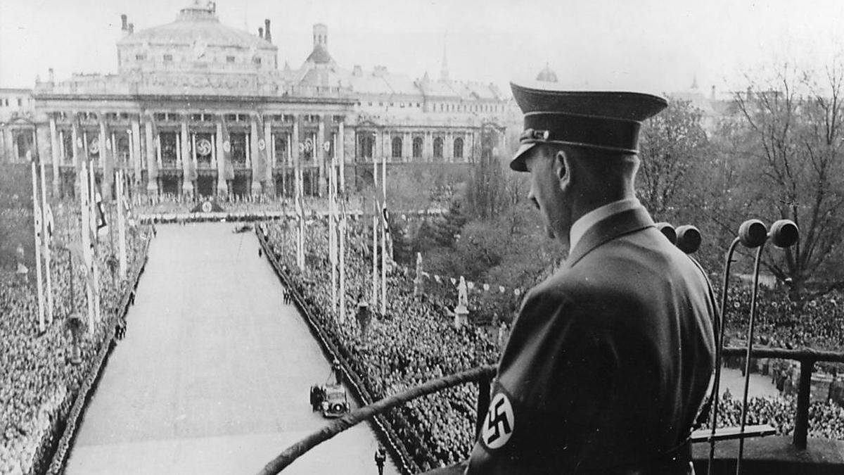 Adolf Hitler auf dem Balkon des Wiener Rathauses