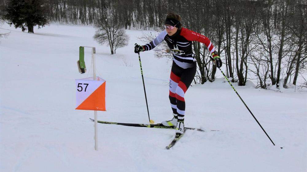 Ski-Orientierungsläuferin Antonia Erhart an einem Posten