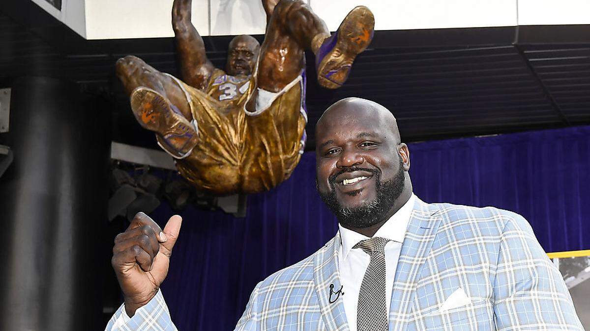 Shaquille O'Neal mit seiner Statue