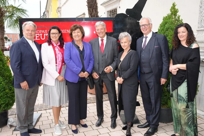 Hans Peter Haselsteiner, Landesrätin Sara Schaar, Uli Wehr, Landeshauptmann Peter Kaiser, Principalin Angelica Ladurner, Landtagspräsident Reinhart Rohr mit Nichte Siegrun Gerstner