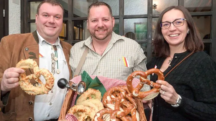 Beim Holzhackerball im Gasthaus Sereinig ging es Samstagnacht im Bodental zünftig zu. Es gab unter anderem Honigschnaps und Riesenbrez´n. Die Gruppe Rosental Express spielte. Der Tanzboden war sägespeänefrei.