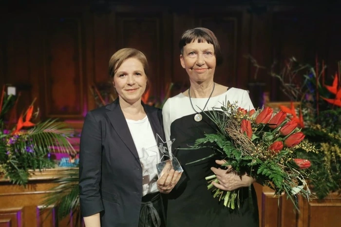 ... hier gemeinsam mit der grünen Frauenstadträtin Judith Schwentner (l.), die den Grazer Frauenpreis wieder ins Leben gerufen hat - er soll ab sofort jährlich vergeben werden