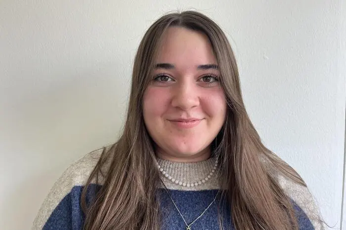 Paula Reicht (17), Bad Gleichenberg: „Da gerade auf Social Media viele Fake News verbreitet werden, hinterfrage ich alles. Ich halte es für wichtig, verschiedene Quellen zu verwenden, da Medien oft unterschiedlich zu einem Thema berichten. Damit ich auf einen Beitrag klicke, sind ansprechende Bilder wichtig.“
