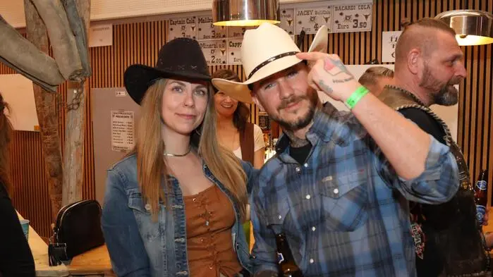 Die Gemeinde Brückl wurde für eine Nacht zum Wilden Westen: Bei der Jeans- und Westernparty verwandelte sich am Samstag das Gemeinschaftshaus in einen echten Saloon. Cowboys, Cowgirls und Biker sorgten mit Jeans, karierten Hemden und Cowboyhüten für echtes Western-Feeling. Line-Dance-Fans und Partyfreunde zeigten zum Sound der Band „Unbranded“ bis spät in die Nacht, dass der Wilde Westen auch in Kärnten ordentlich Stimmung machen kann.