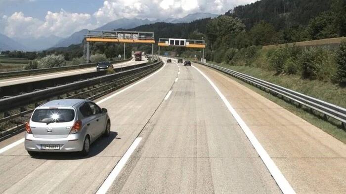 Der Bereich Baldersdorf wird durch einen 3 Meter hohen Damm mit einer aufgesetzten Lärmschutzwand (2 Meter) geschützt