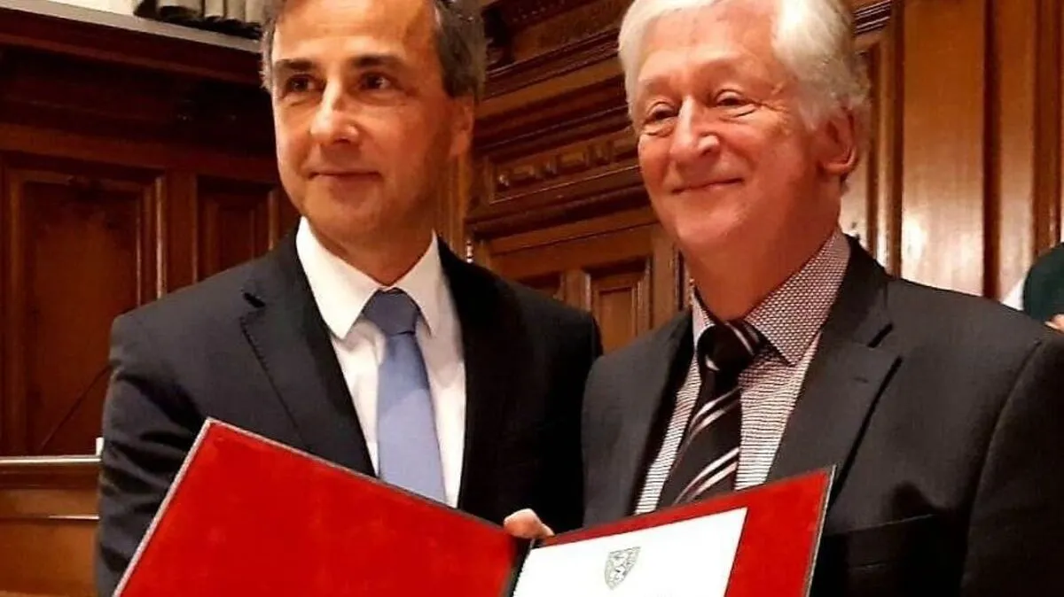 Siegfried Nagl zeichnet Peter Krasser aus