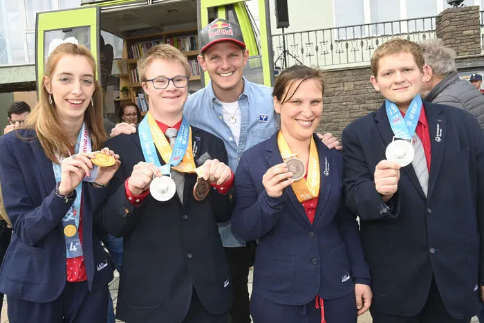 Die erfolgreichen Sportler Moritz Christian und Suzana Odzakovic aus Seeboden, Domenig Alexander aus Bad Bleiberg, Stefanie Bodner aus Spittal an der Drau mit Olympiasiger Thomas Morgenstern.