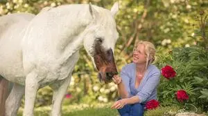 Gundula Lorenz verbindet medizinisches Wissen mit praktischer Erfahrung in ihrem Ausbildungsstall in Straden