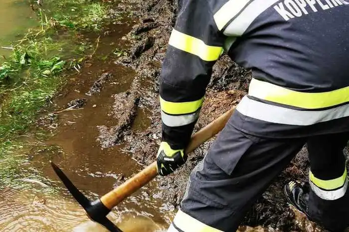 Zudem musste die Köpplinger Wehr einen Fischteich schützen, dessen Dämme zu brechen drohten. Mittels Schanzwerkzeug wurde ein Graben errichtet, um das Wasser kontrolliert abzulassen.