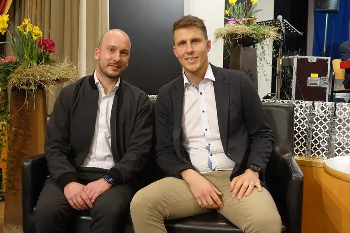 Mittels Interviews, wie hier mit den Absolventen Reinhard Puffing (AIIS) und Christoph Moritz (Konrad Forsttechnik) erzählten von ihren Karrieren. 
