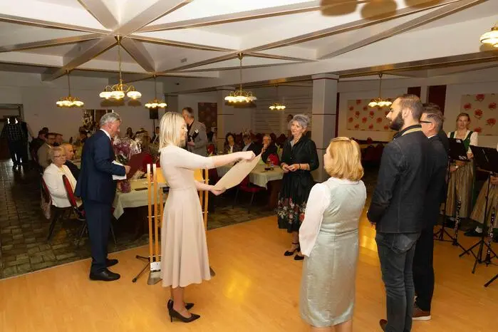 Geehrt wurden Sonja Lebenbauer für 25 Jahre, Stefan Unger und Martin Lebenbauer für jeweils 20 Jahre sowie Christoph Lugitsch-Strasser für 19,5 Jahre Tätigkeit im Gemeinderat. Auch seitens der Gemeinde St. Johann wurden weitere engagierte Persönlichkeiten gewürdigt. Dazu zählen Johann Riegler mit 20 Jahren, Gerhard Klampfl mit 18,5 Jahren sowie Angelika Kernbichler, Kurt Fischl und Daniel Rieglbauer mit jeweils fünf Jahren im Gemeinderat. 