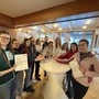 Beim Projektabschluss im Müllerhof der LLA Lienz präsentieren die Schülerinnen ihre Zertifikate