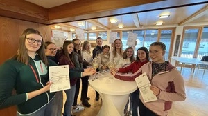 Beim Projektabschluss im Müllerhof der LLA Lienz präsentieren die Schülerinnen ihre Zertifikate