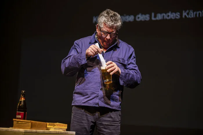 Der hatte sich etwas Besonderes für seine Dankperformance ausgedacht. Er zitierte die Bibel (Hesekiel III, 3:) „Und er sprach zu mir: ‚Du Menschensohn, du sollst diese Rolle, die ich dir gebe, in deinen Leib essen und deinen Bauch damit füllen.‘ Und ich begann sie zu essen, und sie wurde in meinem Mund wie Honig so süß, aber als ich sie aufgegessen hatte, wurde mein Bauch bitter gemacht.“